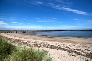 Beach - The Anchorage - sea views and beach on doorstep (Amble)