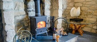 The Anchorage - sea views and beach on doorstep