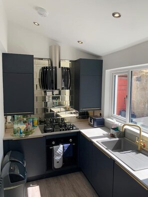 Fridge, microwave, oven, stovetop - The Rockpool - Private HOT TUB + Sea Views (Amble)