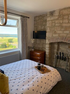 3 bedrooms, WiFi, bed sheets - The Rockpool - Private HOT TUB + Sea Views (Amble)