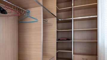 3 bedrooms, hypo-allergenic bedding, down duvets, pillow-top beds