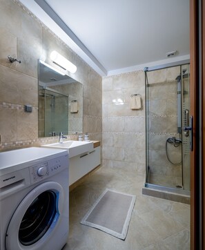 Jetted tub, rainfall showerhead, designer toiletries, hair dryer - Villa Miniera (Kos)