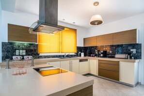 Vila família | Cozinha privada | Máquina de café expresso, cafeteira/chaleira, chaleira elétrica