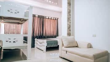 Familiar | Iron/ironing board, free WiFi, bed sheets