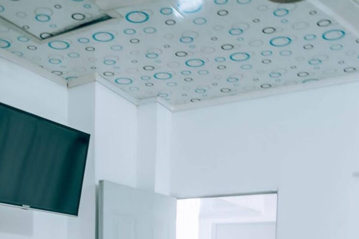 Una habitación con una cama, una silla y una puerta que da a otra habitación.