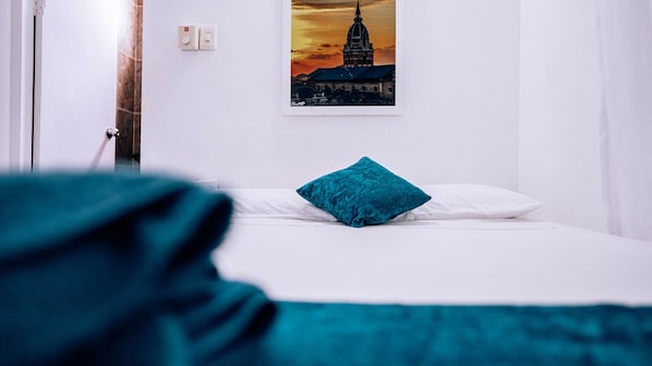 Tabla de planchar con plancha, wifi gratis y ropa de cama 