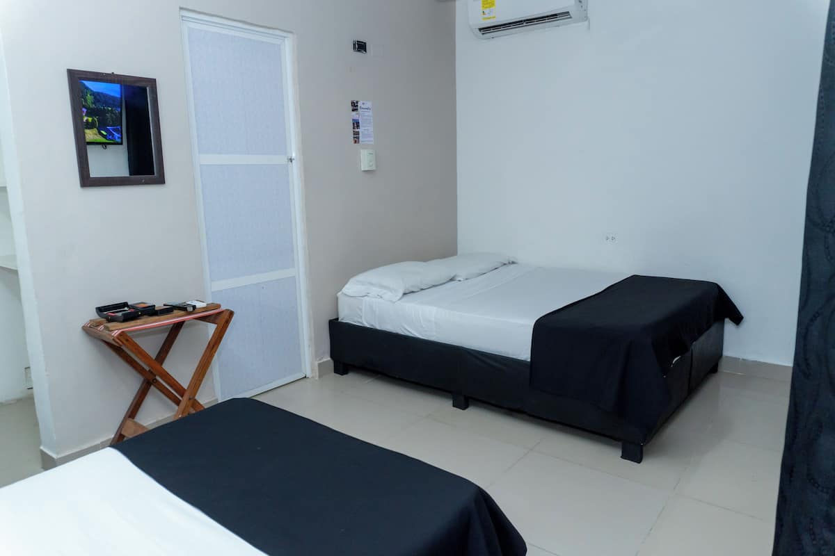 Cuadruple | Tabla de planchar con plancha, wifi gratis y ropa de cama 