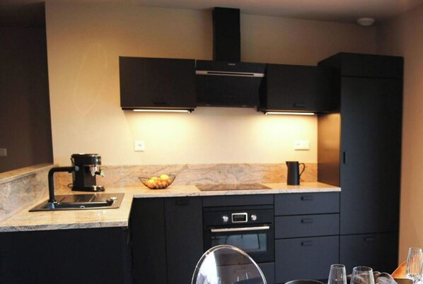 Réfrigérateur, micro-ondes, four, plaque de cuisson