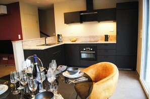 Een koelkast, een magnetron, een oven, een kookplaat