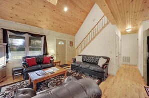 Smart-TV, Kamin, DVD-Player, Bücher