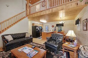 Smart-TV, peis, DVD-spiller og bøker