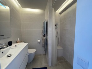 Regadera, secadora de cabello, bidet, toallas 