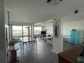 Televisie, een dvd-speler en een stereo