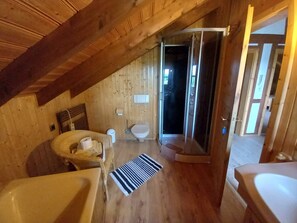 Een douche, een haardroger, handdoeken, zeep