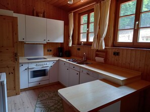 Fridge, oven, stovetop, dishwasher - Vacation apartment on the farm with far-reaching views (Mörlenbach)