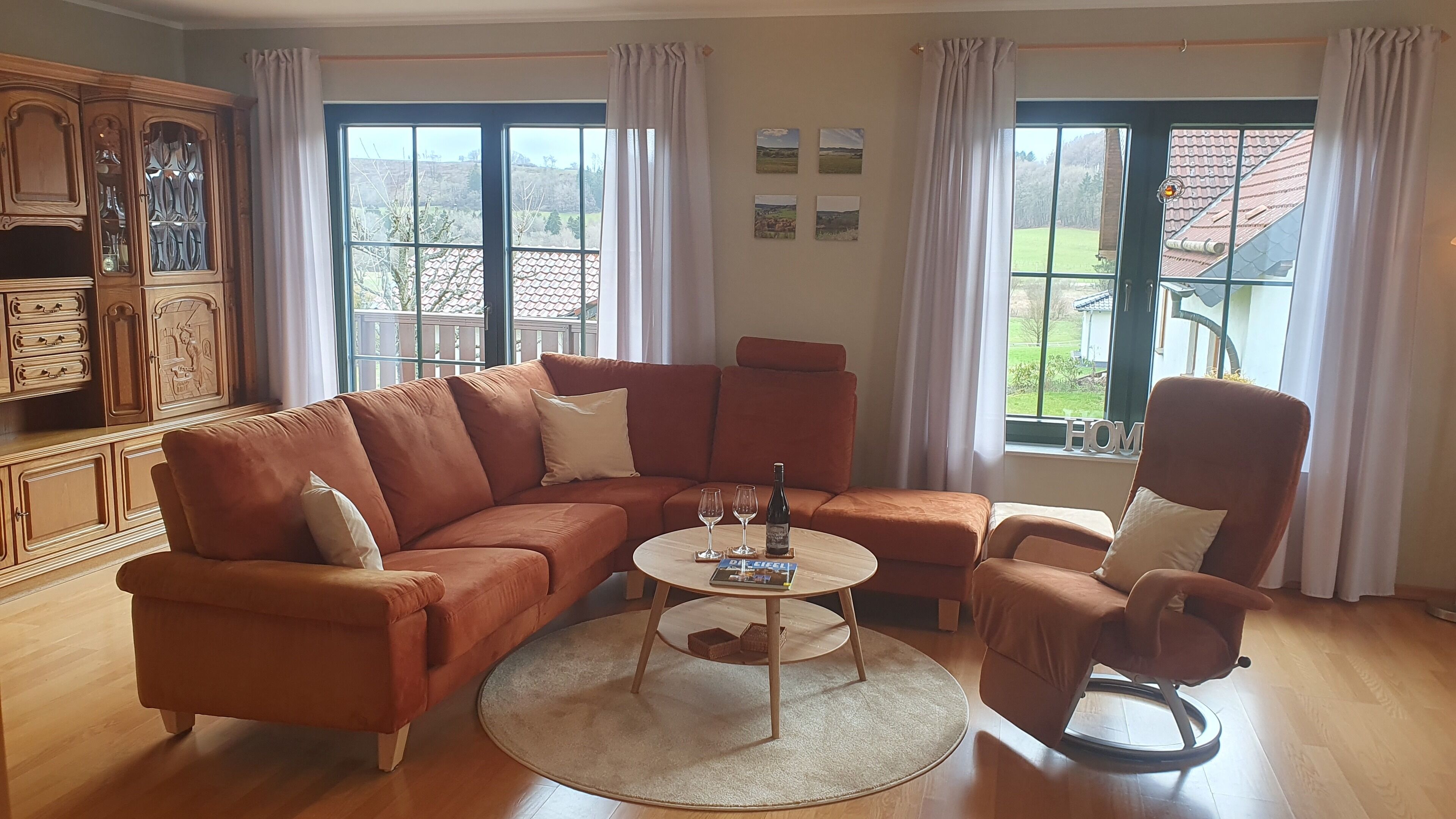 Smart-TV, DVD-Player, Bücher, Stereoanlage