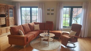 Smart-TV, DVD-Player, Bücher, Stereoanlage