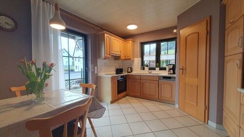 Ruhige Lage am Naturschutzgebiet des Mosbrucher Weihers