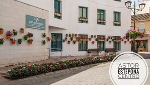 Un edificio con un cartello che riporta 