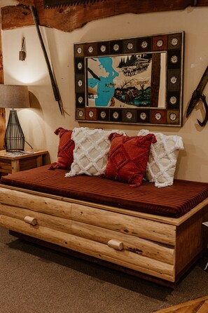 1 bedroom, desk, WiFi, bed sheets - Lake Front Rustic Suite Rental (White Cloud)