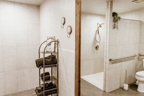 Douche, serviettes fournies, savon, papier toilette
