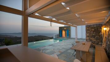 Alberca al aire libre y alberca climatizada