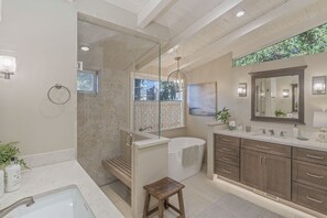 Kombinert dusj/badekar, hårføner og håndklær