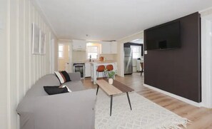 Smart TV, fireplace, books - New to VRBO as of2023! Newly Renovated House! 4 min walk to Long Sands Beach! (York)