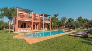 A two-story house with a swimming pool and a garden. - Mimouna Riads- Villa A 3 bdrms (Marrakech)