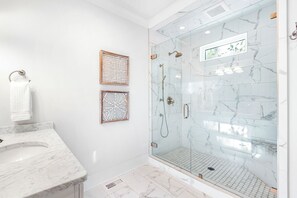 Ducha, secador de pelo, toallas, papel higiénico