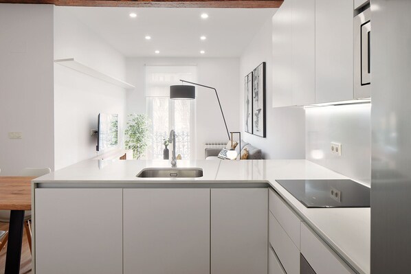 Kühlschrank, Mikrowelle, Ofen, Geschirrspüler