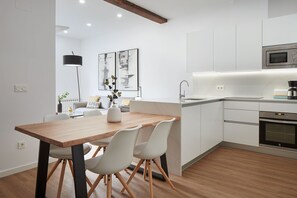 Kühlschrank, Mikrowelle, Ofen, Geschirrspüler