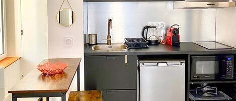 Réfrigérateur, four à micro-ondes, surface de cuisson, cafetiÚre-théiÚre