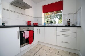 Private kitchen - Bellevue by Tŷ SA -Modern 3BR in Newport (Newport)