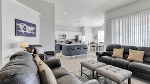 Smart TV, videojuegos, reproductor de DVD y futbolito