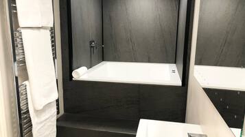 Deluxe Apartment | Bathroom | Hair dryer, towels