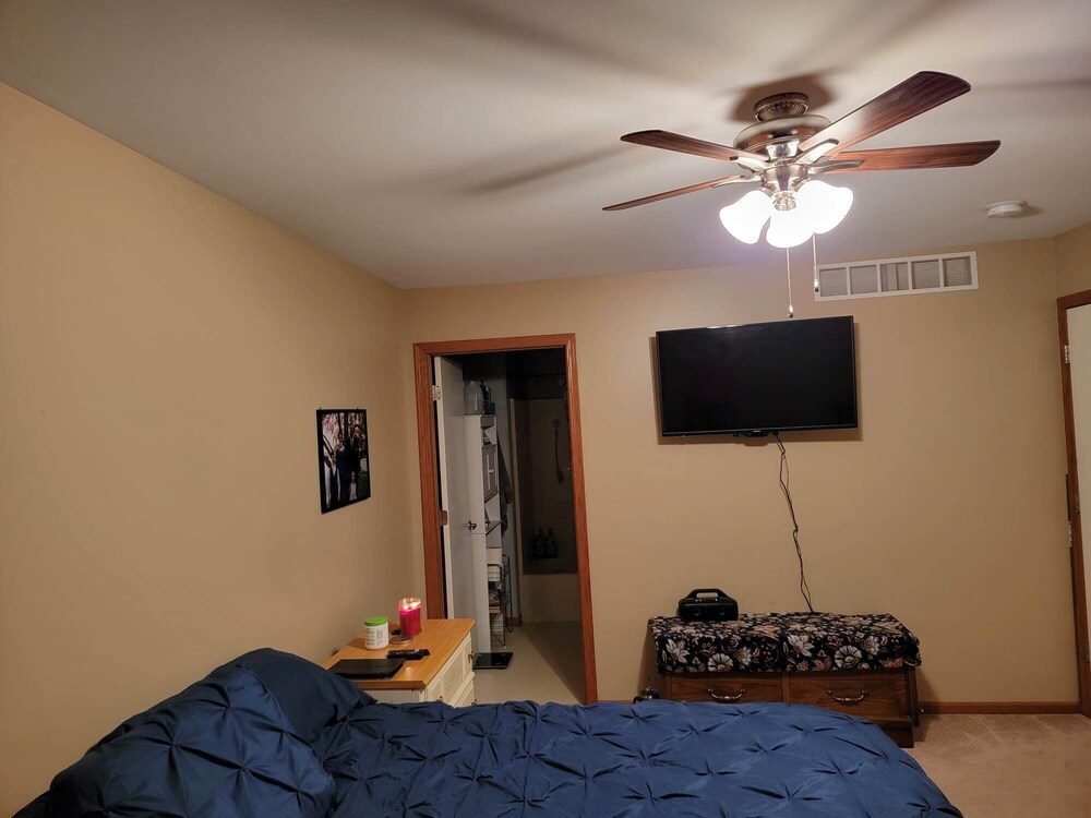 3 Bed 3 Bath Spacious quadlevel l Great for EAA and 2025 NFL Draft