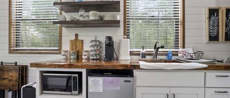 Mikrobølgeovn, kaffetrakter/tekoker, brødrister og kjøkkenutstyr