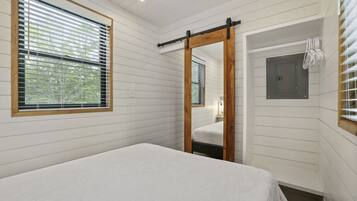 2 bedrooms, desk, free WiFi, bed sheets