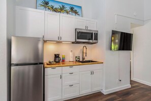 Refrigerador, microondas y cafetera y tetera 