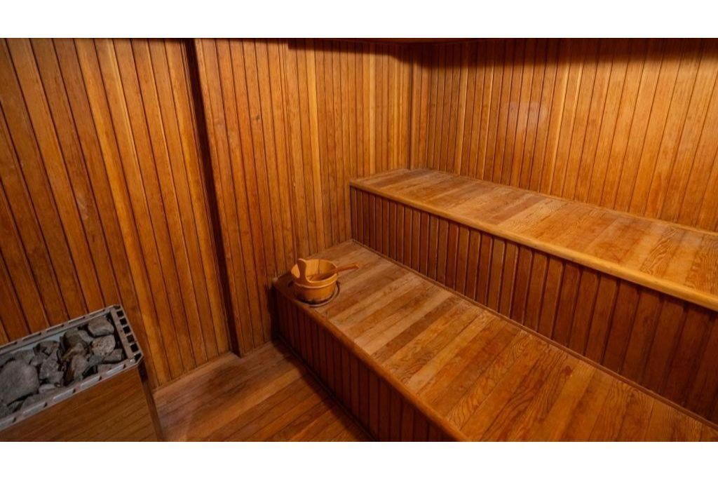 Een sauna met houten wanden en banken.