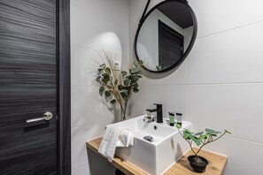 Een douche, een haardroger, handdoeken