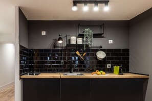 Een koelkast, een microgolfoven, een vaatwasser