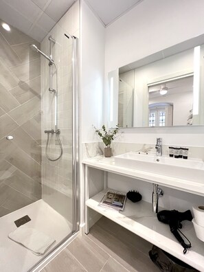 Ducha, secador de pelo y toallas