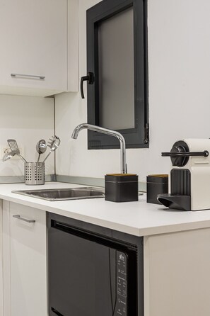 Kühlschrank, Ofen, Wasserkocher mit Kaffee-/Teezubehör, Wasserkocher