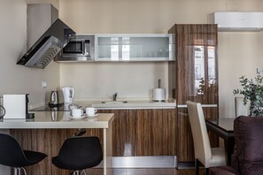 Jääkaappi, mikroaaltouuni, uuni, astianpesukone