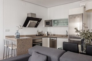 Jääkaappi, mikroaaltouuni, uuni, astianpesukone