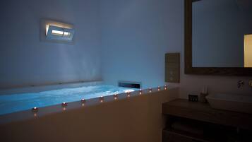 Luxury Studio Suite | Minibar, in-room safe, individually decorated, individually furnished