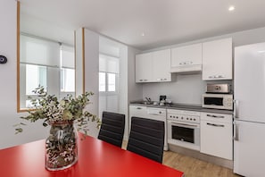 Refrigerador, microondas, horno, placa de cocina