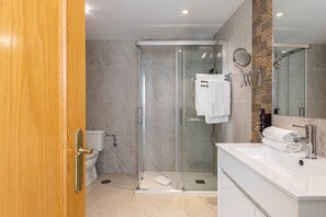 Shower, hair dryer, towels
